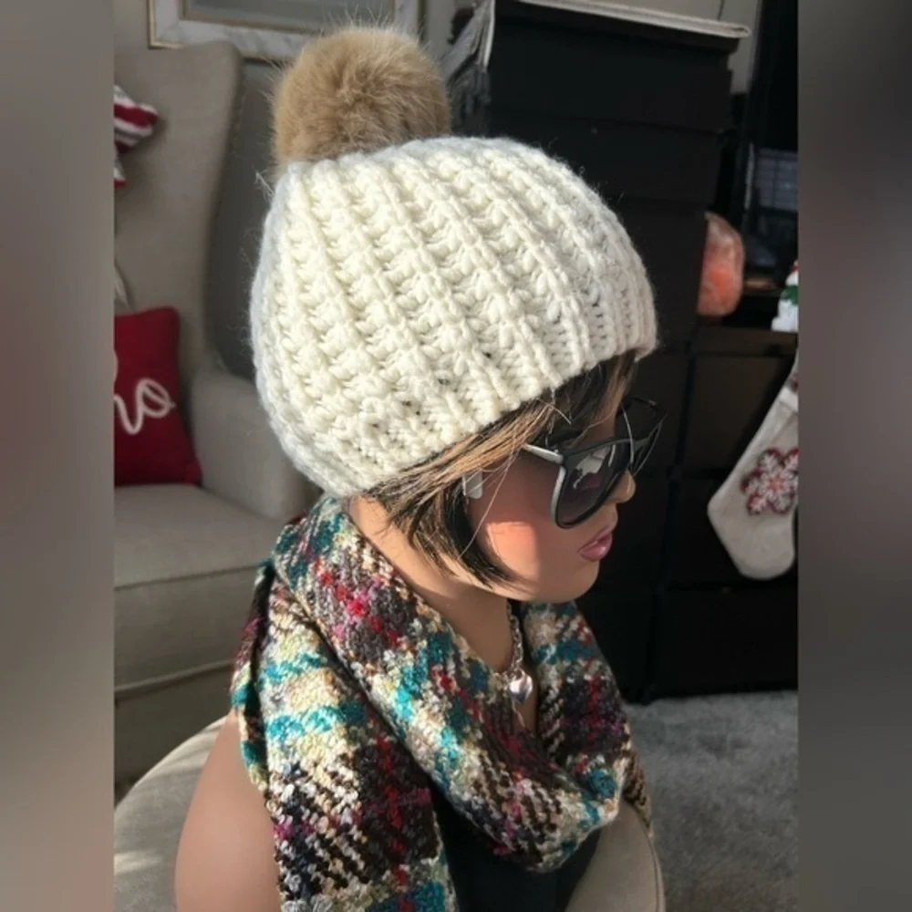 ✨NWOT Soft knit ski beanie Fur Pom Pom hat - cream cold weather ❄️